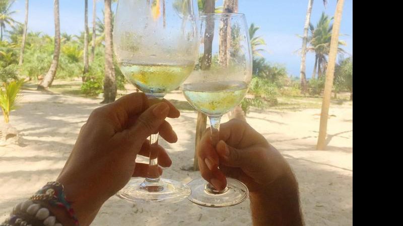 Ticiane Pinheiro e Cesar Tralli fazem brinde em clima de romance - Foto: Reprodução/Instagram