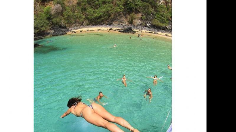 Carol Castro mergulha em praia de Fernando de Noronha - Foto: Reprodução/Instagram