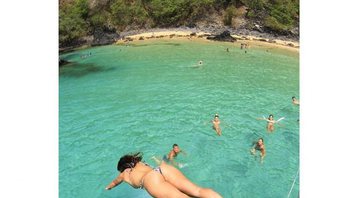 Carol Castro mergulha em praia de Fernando de Noronha - Foto: Reprodução/Instagram