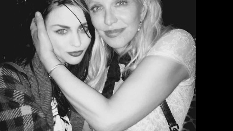 Frances aparece abraçada com a mãe, Courtney Love - Foto: Reprodução/Instagram