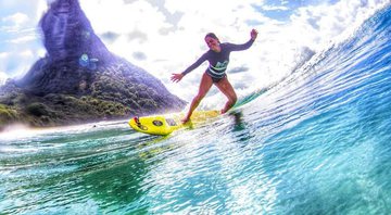 Carol Castro surfa em Fernando de Noronha - Foto: Reprodução/Instagram
