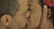 César não resiste e beija Domingas - Foto: TV Globo