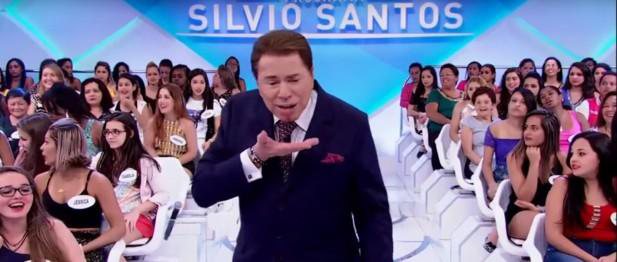 Imagem Silvio Santos leva unhada durante programa e encara incidente com bom humor