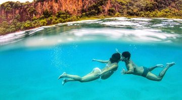 Sophie Charlotte beija Daniel de Oliveira embaixo d’água - Foto: Reprodução/Instagram