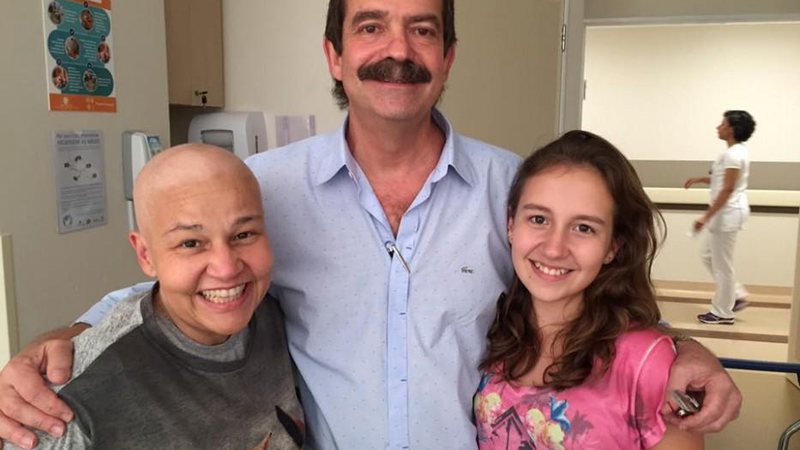 Claudia Rodrigues posa com o médico responsável pelo transplante de células tronco e a filha Isabela - Foto: Reprodução/ Facebook