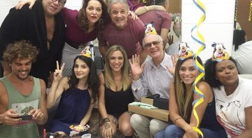 Marcos Caruso comemora seu aniversário ao lado de colegas de “A Regra do Jogo” - Foto: Reprodução/Instagram