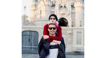 Sophia Abrahão com o namorado, Sergio Malheiros, na Disney - Foto: Reprodução/Instagram