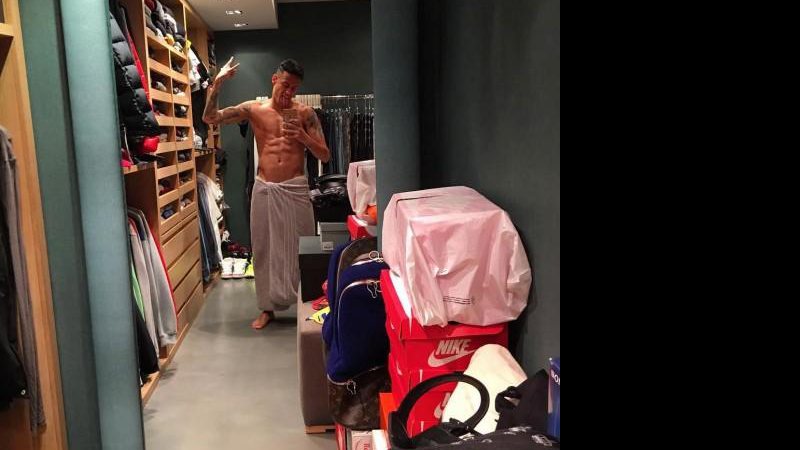 Neymar exibe seu tanquinho em selfie - Foto: Reprodução/Instagram