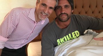 Léo Chaves ao lado de seu médico - Foto: Reprodução/Instagram