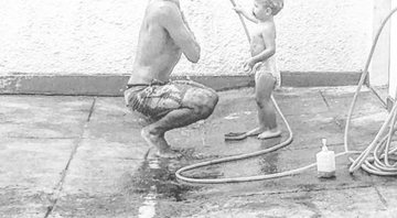 Felipe Simas toma banho de mangueira com o filho, Joaquim - Foto: Reprodução/Instagram