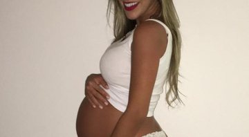 Ex-BBB Adriana exibe o barrigão de grávida em foto - Foto: Reprodução/ Instagram