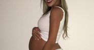 Ex-BBB Adriana exibe o barrigão de grávida em foto - Foto: Reprodução/ Instagram