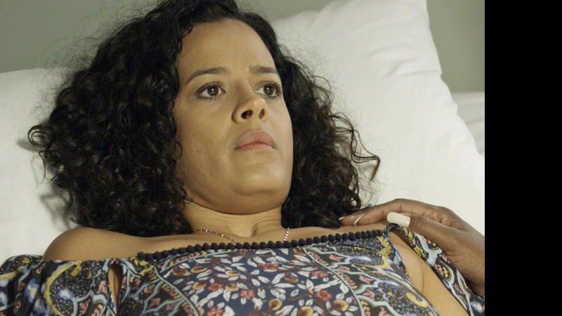 No hospital, Domingas recebe a notícia de que está grávida - Foto: TV Globo