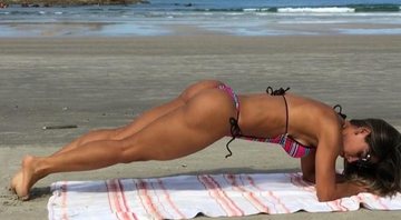 Ex-BBB Mayra Cardi mostra sequência de abdominais na praia - Foto: Reprodução/ Instagram
