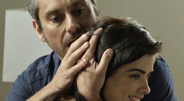Tóia e Romero se abraçam ao saber da novidade - Foto: TV Globo