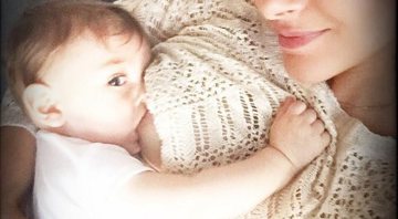 Fernanda Machado amamenta o filho, Lucca, de oito meses - Foto: Reprodução/Instagram