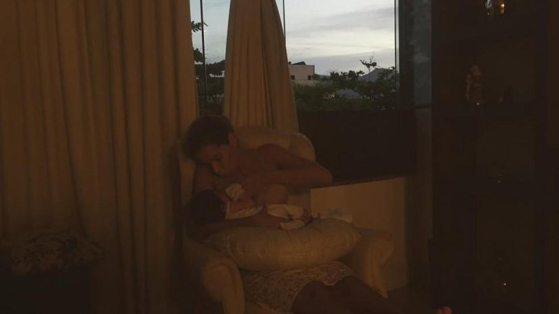 Adriana Sant’Anna amamenta o filho, Rodrigo - Foto: Reprodução/Instagram