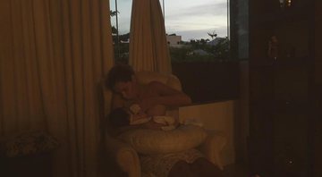 Adriana Sant’Anna amamenta o filho, Rodrigo - Foto: Reprodução/Instagram