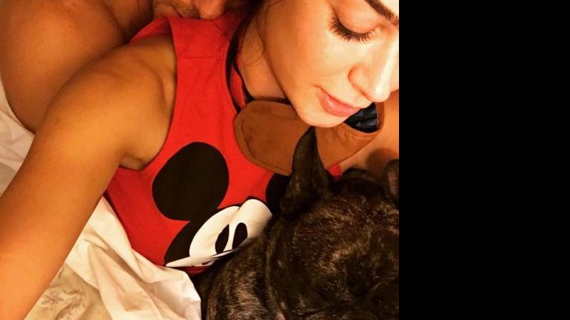 Thaila Ayala posa com o namorado, Adam Senn, e o cachorro - Foto: Reprodução/Instagram