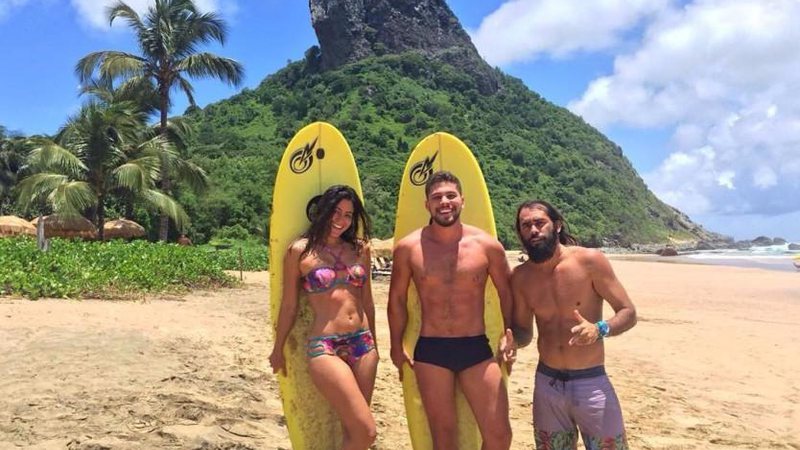 Carol Castro aproveita o dia ensolarado para surfar com amigos em Fernando de Noronha - Foto: Reprodução/Instagram