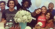 Laryssa Ayres comemora seu aniversário ao lado dos colegas de “Malhação” - Foto: Reprodução/Instagram/Aline Santos Ferreira