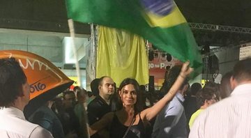 Thaila Ayala posa com a bandeira do Brasil em manifestação em São Paulo - Foto: Reprodução/Instagram