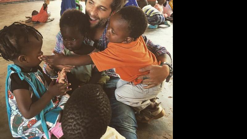 Bruno Gagliasso abraça crianças do Malawi - Foto: Reprodução/Instagram