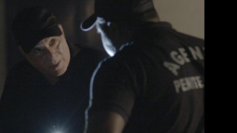 Zé Maria recebe ajuda de agente penitenciário para escapar da prisão - Foto: TV Globo
