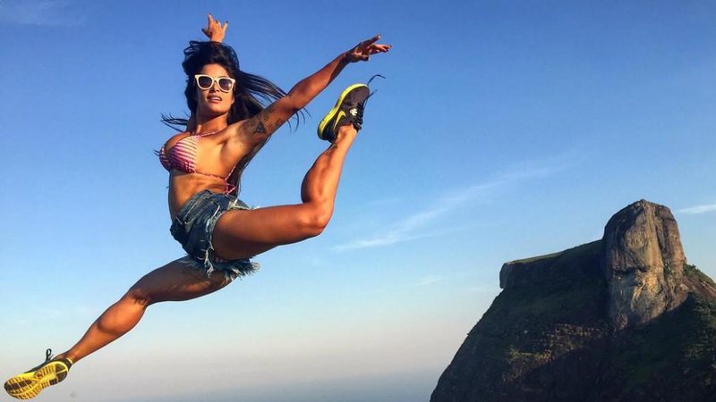 Aline Riscado mostra salto no alto da Pedra da Gávea - Foto: Reprodução/Instagram