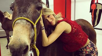 Giovanna Ewbank posa com o burro de “Êta Mundo Bom!” - Foto: Reprodução/Instagram