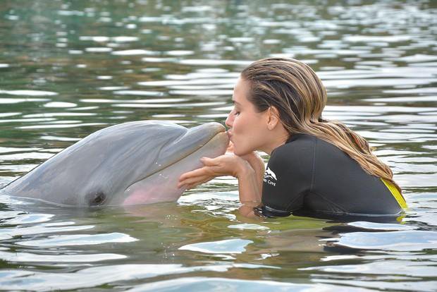 Monique Alfradique realiza sonho de nadar com golfinho - Foto: Arquivo Pessoal