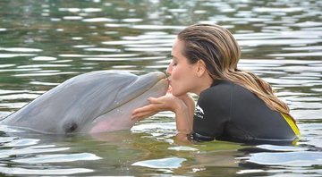 Monique Alfradique realiza sonho de nadar com golfinho - Foto: Arquivo Pessoal