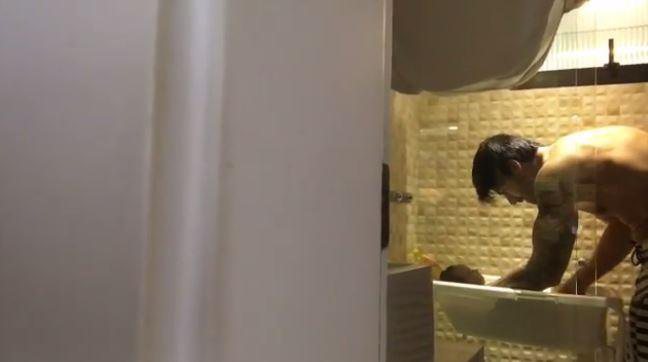 Rodrigão dando no banho no filho Rodrigo - Foto: Reprodução/ Instagram
