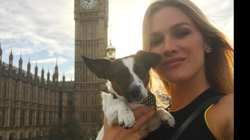 Fiorella Mattheis com seu cachorro em Londres - Foto: Reprodução/Instagram