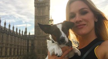 Fiorella Mattheis com seu cachorro em Londres - Foto: Reprodução/Instagram