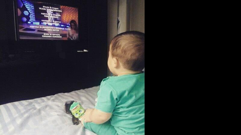 Gabriel, filho de Fernanda Gentil, assistindo ao Globo Esporte - Foto: Reprodução/Instagram