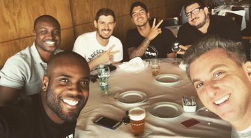 Rafael Zulu, Thiaguinho, Bruninho, Gabriel Medina, Fabão e Luciano Huck em encontro com Rio de Janeiro - Foto: Reprodução/Instagram
