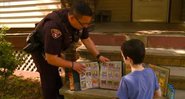 Policial doa coleção de cards Pokémon para garotinho que foi roubado - Foto: Reprodução/ Fox8
