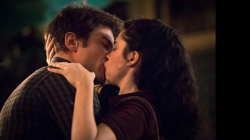 Charles e Débora fazem as pazes e se beijam apaixonadamente - Foto: Fabiano Battaglin / Gshow