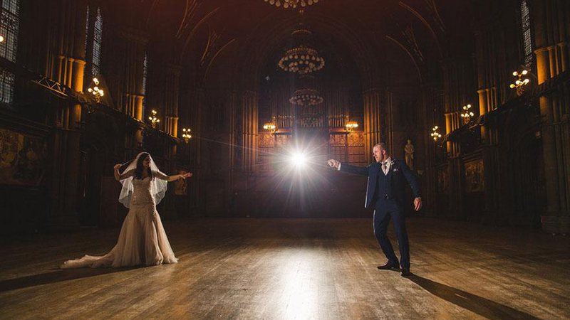 Cassie e Lewis Byrom tiveram o casamento dos sonhos inspirado no universo de Harry Potter - Foto: Kelly Clarke