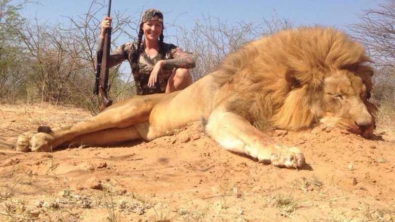 Jacine Jadresko posa junto com leão que abateu na África do Sul - Foto: Facebook/ Jacine Jadresko