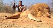 Jacine Jadresko posa junto com leão que abateu na África do Sul - Foto: Facebook/ Jacine Jadresko