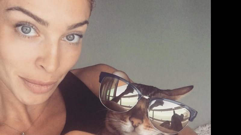 Grazi Massafera se diverte com seu gato - Foto: Reprodução/Instagram