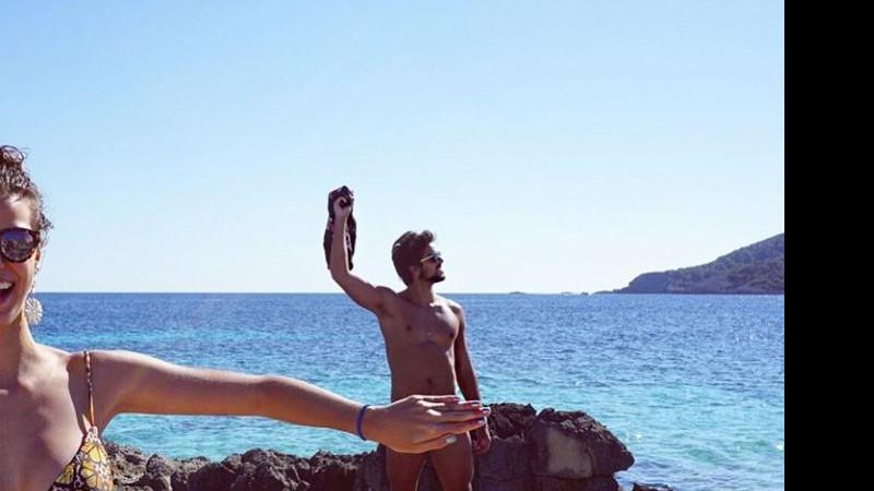 Rodrigo Simas brinca com amiga em praia de Ibiza - Foto: Reprodução/Instagram