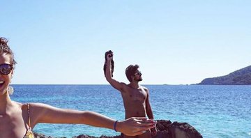 Rodrigo Simas brinca com amiga em praia de Ibiza - Foto: Reprodução/Instagram