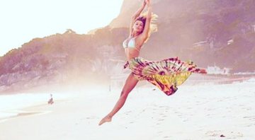 Grazi Massafera posa de biquíni na praia - Foto: Reprodução/Instagram