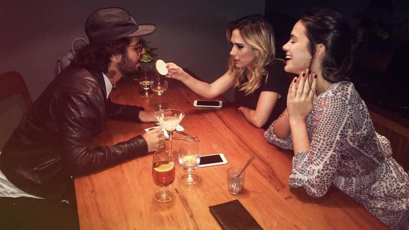 André Nicolau, Tatá Werneck e Bruna Marquezine em restaurante - Foto: Reprodução/Instagram