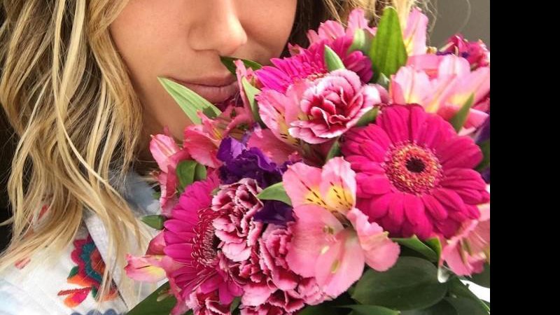 Giovanna Ewbank ganha flores de Bruno Gagliasso - Foto: Reprodução/Instagram