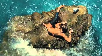 Cena do filme Águas Rasas, com Blake Lively - Foto: Reprodução