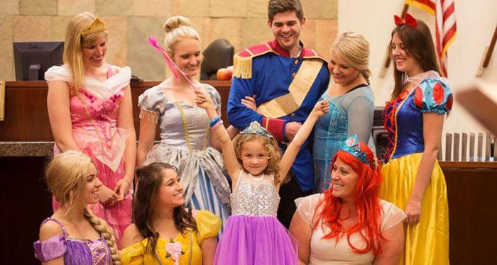 Danielle Koning, de 5 anos, foi recepcionada por um monte de personagens da Disney em sua audição de adoção - Foto: Reprodução